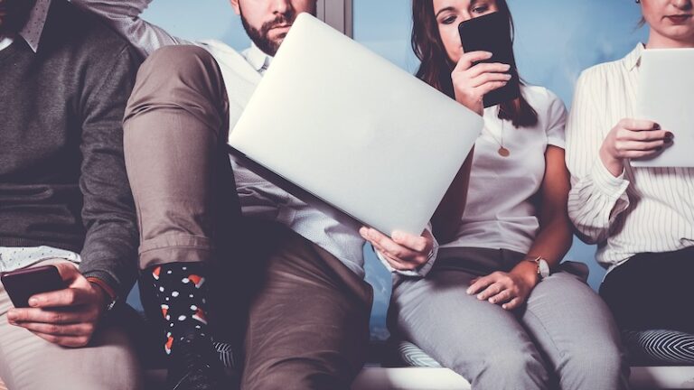 Zombieapokalypse durch Smartphones und Social Media – es ist uns egal