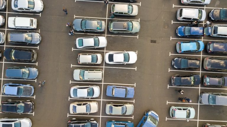 Supermarktparkplätze über Nacht per App buchen