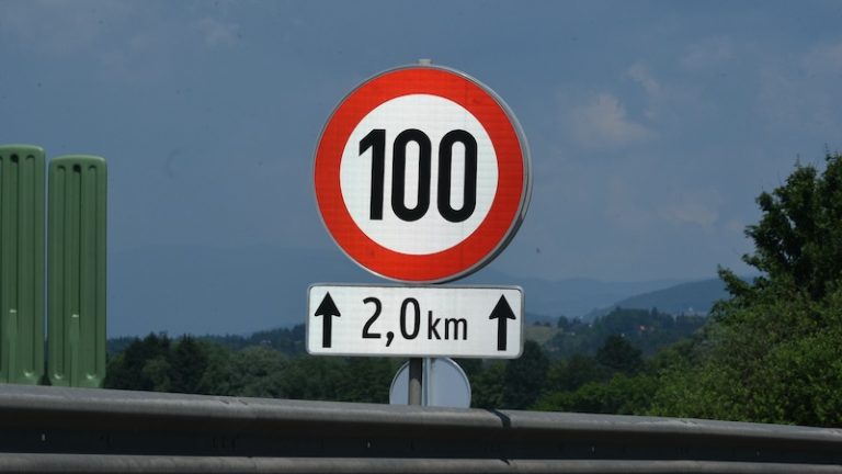 Verbände fordern Tempolimit 100 auf Autobahnen – wegen E-Mobilität