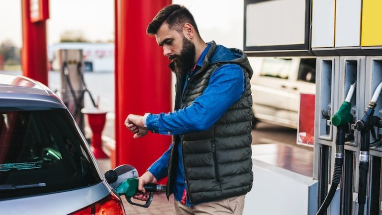 Zu diesen Uhrzeit ensolltest du tanken fahren